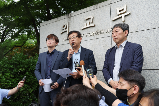 Legal representatives of Korean victims of forced labor during Japan’s colonial rule hold a press conference in front of the Foreign Ministry in central Seoul on Monday. [YONHAP]