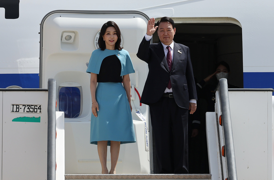President Yoon Suk-yeol and first lady Kim Keon-hee disembark from Air Force One at Seoul Air Base in Seongnam, Gyeonggi Friday, after their five-day trip to Madrid for a NATO summit. [JOINT PRESS CORPS]