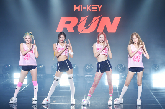Girl group H1-KEY poses during Wednesday’s showcase for its new EP “Run” at Ilchi Art Hall in Gangnam District, southern Seoul. [GLG]