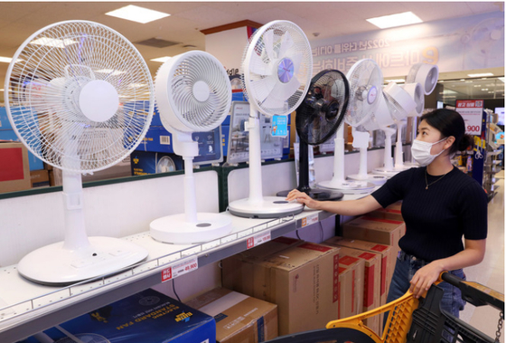 Emart's home appliance brand Electroman sells electric fans. [EMART]