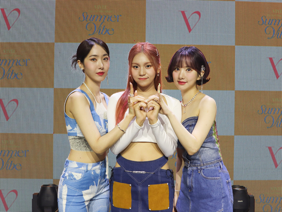 Girl group Viviz, comprised of three former members of GFriend, poses during a showcase event for its new EP "Summer Vibe" at Yes24 Live Hall in eastern Seoul on Wednesday. From left: SinB, Umji and Eunha [BIG PLANET MADE]