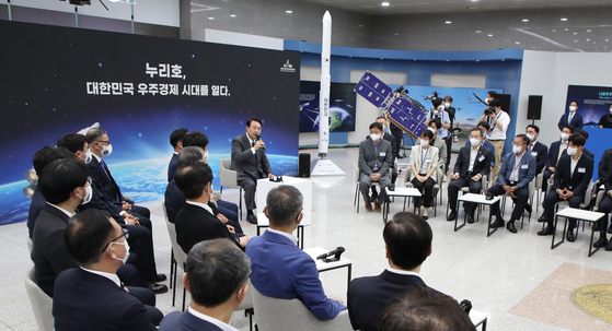 President Yoon Suk-yeol speaks during a meeting with researchers and industry officials at the Space Economy Vision declaration ceremony, held at the Korea Aerospace Research Institute in Daejeon on Wednesday. [NEWS1]
