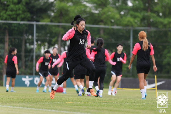 Choe Yu-ri, center, and the Korean women's football team train at the National Football Center in Paju, Gyeonggi on Wednesday. Head coach Colin Bell called up the team on Wednesday to begin training ahead of the EAFF E-1 Football Championship in Japan next month. [NEWS1]