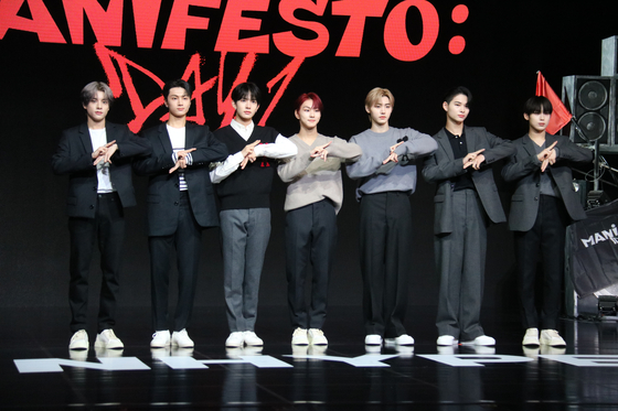 Boy band Enhypen at the showcase for its new EP “Manifesto : Day 1″ (2022) on July 4 at Yonsei University’s 100th Anniversary Memorial Hall in Seodaemun District, western Seoul. [YONHAP] 