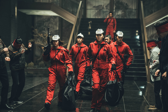 A band of thieves, fully clad in red suits and hahoetal, traditional Korean masks of Hahoe Folk Village in North Gyeongsang, take over the mint of the unified Korean Peninsula in an attempt to steal 4 trillion won ($3 billion). [NETFLIX]