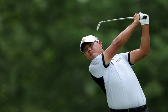 Kim Si-woo plays his shot from the 14th tee during the second round of the 2022 PGA Championship at Southern Hills Country Club on May 20 in Tulsa, Oklahoma.  [AFP/YONHAP]