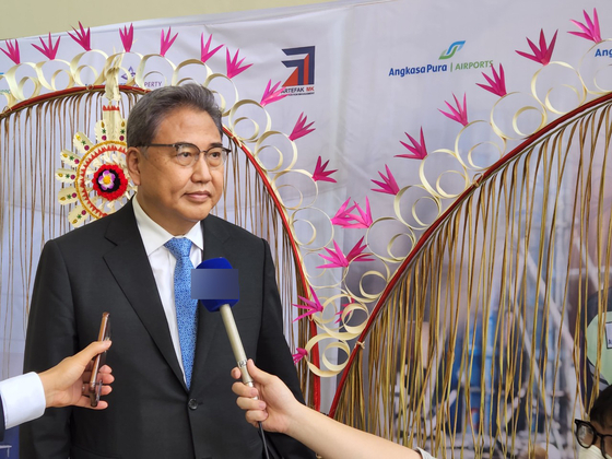 Foreign Minister Park Jin responds to questions from reporters at the Ngurah Rai International Airport in Bali, Indonesia, on Thursday. [YONHAP] 