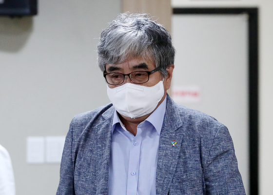 Han Sang-hyuk, Chairman of the Korea Communications Commission (KCC), is seen walking into a meeting at the Gwacheon headquarters in Gyeonggi, June 29. The KCC will meet with officials from Kakao and Google due to the two companies' conflict over the app market operator's in-app payment policy. [NEWS1]
