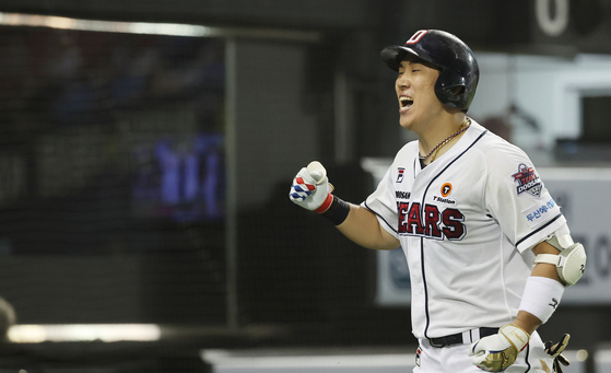 Doosan Bears infielder Heo Kyoung-min celebrates after hitting a grand slam in a game against the Kiwoom Heroes at Jamsil Baseball Stadium in southern Seoul on Wednesday. [YONHAP]