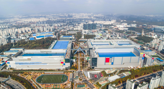 Samsung Electronics' chip factory in Hwaseong, Gyeonggi where the initial volume of 3 nanomter chips was produced [YONHAP]
