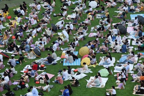Visitors enjoy a book and music festival organized by the Seoul Metropolitan Government at Seoul Plaza in dwntown Seoul on Thursday. [YONHAP]
