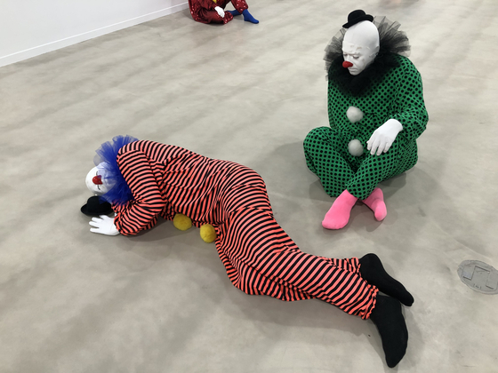 A close-up of the clowns in "Vocabulary of Soltitude" shows how even clowns, despite their usual cheerful and joyous nature, become exhausted, eliciting a sense of sorrow. [SHIN MIN-HEE]