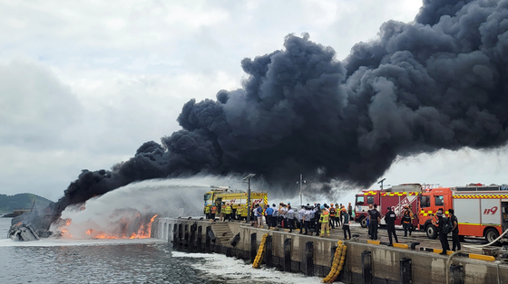Firefighters and Coast Guard rescuers douse a blaze on three fishing boats at Hallim Port on Jeju Island on Thursday, which left three people with serious injuries. Two others were missing. [NEWS1]