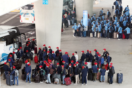 Migrant workers wait at bus stops at Incheon International Airport on Thursday shortly after arriving in Korea with E-9 nonprofessional employment visas. Local authorities said over 10,000 migrant workers are expected to arrive in the country this month as the Korean government eases restrictions to resolve labor shortages in small and medium-sized businesses. [YONHAP]