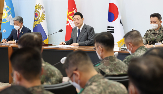 President Yoon Suk-yeol, center, presides over his first meeting of top military commanders at the Gyeryongdae military complex in South Chungcheong Wednesday. [YONHAP]