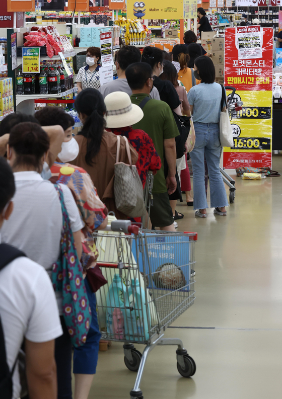 People wait in line to buy Pokemon bread at a discount mart in Seoul on Thursday. [YONHAP] 