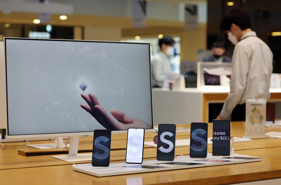 Samsung Electronics Galaxy S22 phones are displayed at the company's retail shop in southern Seoul. [YONHAP]