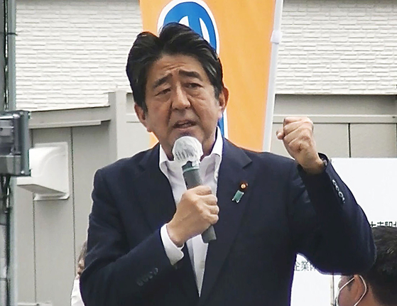 Former Japanese Prime Minister Shinzo Abe makes a campaign speech in Nara, western Japan, shortly before he was shot dead Friday. [AP/YONHAP] 