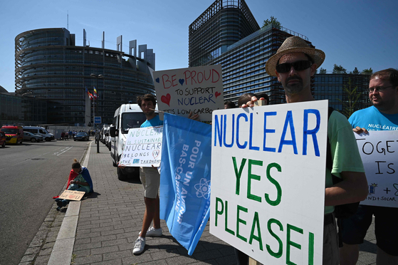 Protesters take part in a demonstration supporting nuclear energy in Strasbourg, France, Wednesday. European Parliament voted in favor of European Commission's decision to grant a green label to gas and nuclear energy that day. [AP/YONHAP]