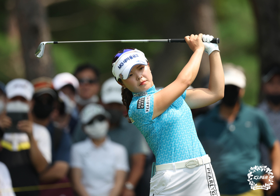 Song Ga-eun tees off in the second hole during the final round of the the Daebo hausD Open at Seowon Valley Country Club in Paju, Gyeonggi on Sunday. [KLPGA]