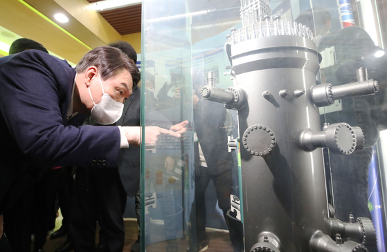 President Yoon Suk-yeol inspects a small modualr reactor displayed at Korea Atomic Energy Research Institute in Dajeon during his campaign in last November. [NEWS1]