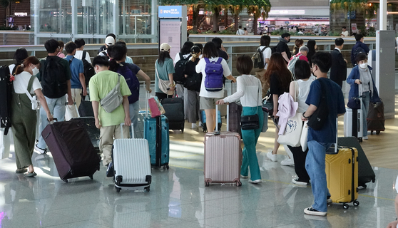 Incheon International Airport bustles with travelers on Monday. Although travel demand has risen compared to 2020 and 2021, the rise may not be as dramatic due to rising Covid-19 cases. [YONHAP]