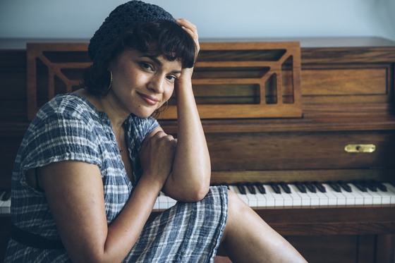 Singer-songwriter Norah Jones is one of many female performers featured in the four-part docuseries “Women Who Rock” on Epix.   [AP/YONHAP]