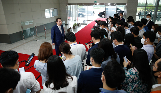 President Yoon Suk-yeol answers questions from reporters during a “doorstepping” session at the presidential office in Yongsan, central Seoul, Friday morning. Such daily morning question-and-answer sessions were temporarily suspended Monday due to Covid-19 worries. [NEWS1] 