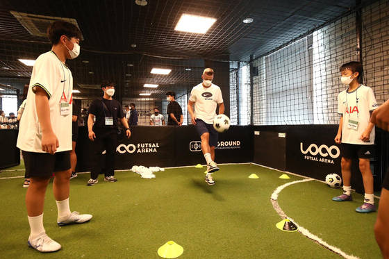 Eric Dier, center, takes part in a Tottenham Hotspur Global football development session with young adults from ChildFund Korea on Monday in Yangcheon District, western Seoul. [TOTTENHAM HOTSPUR]