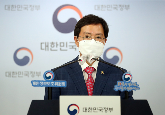 Choi Young-jin, vice chairman of the Personal Information Protection Commission, explains the "right to be forgotten" at a press conference in the Central Government Complex in Seoul on Monday.  [NEWS1]