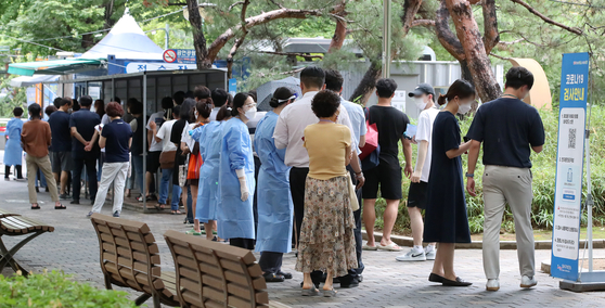 People line up to get a Covid-19 test at a clinic in the southwestern city of Daegu on Monday. According to the Korea Disease Control and Prevention Agency, the number of Covid-19 screening clinics fell from 860 during the Omicron wave to 619 as of Monday. [NEWS1]