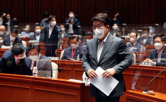 Kwon Seong-dong, floor leader of the People Power Party (PPP), walks to the podium to speak to PPP lawmakers as acting chairman in the National Assembly in Seoul on Monday. The PPP’s ethics committee last week suspended the membership of its chairman Lee Jun-seok for six months over allegations Lee accepted sexual services as a bribe. [NEWS1]