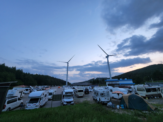 A parking lot in Daegwallyeong in Gangwon’s Pyeongchang County on Friday is filled with visitors trying to beat the heat. [PARK JIN-HO]