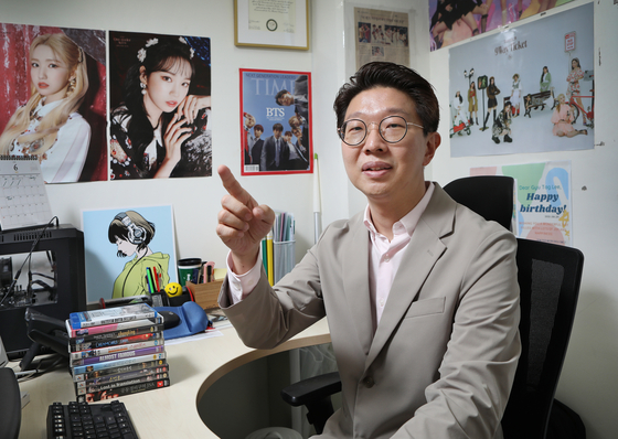 Lee Gyu-tag, a professor of cultural studies at George Mason University Korea, sits down for an interview with the Korea JoongAng Daily at his office in Songdo, Incheon, on June 15. [PARK SANG-MOON]