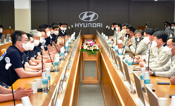 Hyundai Motor management and labor sit down to negotiate this year's wage at the carmaker's plant in Ulsan on May 10. [HYUNDAI MOTOR]