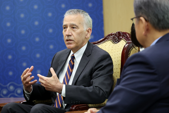 U.S. Ambassador to Korea Philip Goldberg speaks with Foreign Minister Park Jin at the ministry headquarters in Seoul on Tuesday. [YONHAP] 