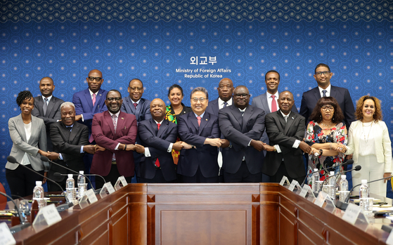 Foreign Minister Park Jin, fifth from left in front, with ambassadors and heads of diplomatic missions of African countries in Korea at the ministry headquarters in Seoul on Tuesday. [YONHAP] 
