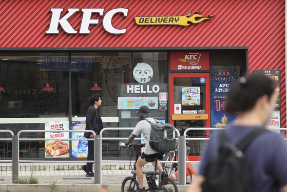 A KFC restaurant in Seoul on Tuesday. Due to increasing costs of ingredients, KFC raised prices starting Tuesday on some of its menu items by between 200 and 400 won. A single piece of original recipe chicken are sold for 2,900 won, a 7.4 percent increase from 2,700 won. The cost of KFC’s Zinger burger is raised 8.2 percent to 5,300 won from 4,900 won. [YONHAP]