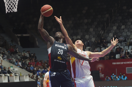 Korea's Ra Gun-ah, left, goes for the basket during a Group B game between Korea and China at the 2022 FIBA Asian Cup in Jakarta, Indonesia on Tuesday. [XINHUA/YONHAP]