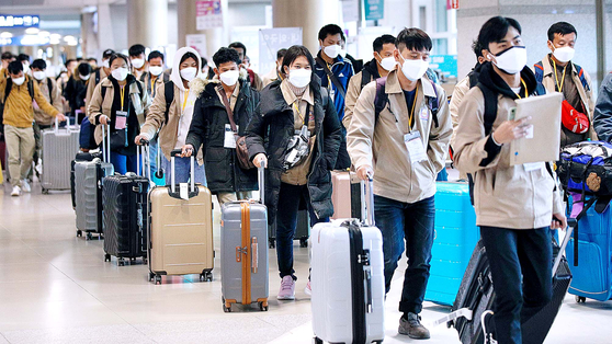 Workers from Thailand arrive at Incheon International Airport last December. [NEWS1]