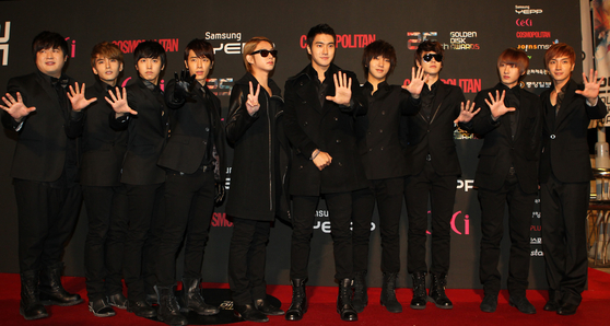 Super Junior poses on the red carpet for the 25th Golden Disk Awards on Dec. 9, 2010. [JOONGANG ILBO]
