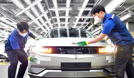 Hyundai Motor employees work at its Ioniq 5 plant in Ulsan [HYUNDAI MOTOR]