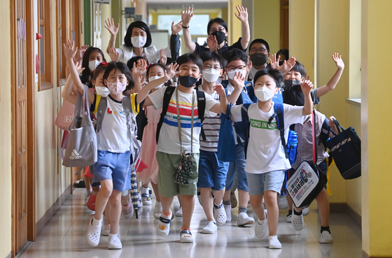 Students are liberated from the Geulggot Elementary School in Daejeon on Wednesday as a month-long summer vacation starts. Elementary and secondary schools across the country will gradually enter their summer breaks this and next week.  [NEWS1]