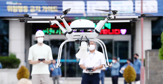 A hydrogen drone takes a test flight at the Incheon LNG (Liquified Natural Gas) Base of the Korea Gas Corporation at Songdo International City, Incheon, on Thursday. The base showcased the 'Anti-Drone System' built in preparation for the threat of drone terrorism on the same day. [YONHAP]