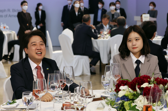 Park Ji-hyun, right, interim co-chair of the Democratic Party, is seated beside Lee Jun-seok, chairman of the People Power Party, at a banquet for U.S. President Joe Biden at the National Museum of Korea in central Seoul on May 21. [YONHAP]