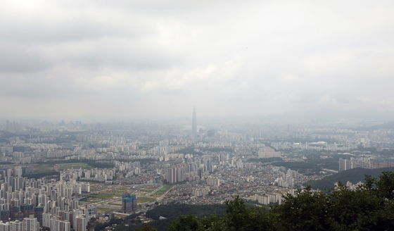 Songpa District in southern Seoul is covered by clouds after rain fell on Thursday morning. [NEWS1]