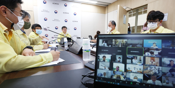 Second Vice Health Minister Lee Ki-il speaks during a video conference of major hospitals' chiefs at the government complex in Sejong on Thursday to discuss ways to secure hospital beds and other medical responses in preparation for the virus resurgence. [YONHAP]