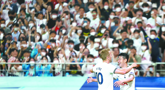 Harry Kane celebrates with Son Heung-min after scoring in a Tottenham Hotspur game against Team K League at Seoul World Cup Stadium in western Seoul on Wednesday. [YONHAP] 