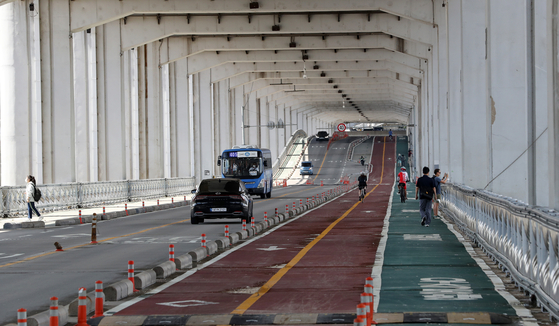 Pedestrians and vehicles across the Jamsu Bridge on July 1. [NEWS1]