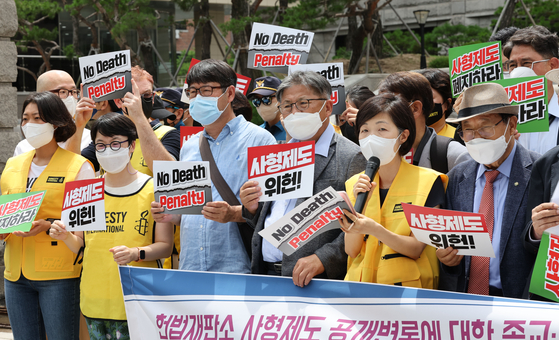 Members of religious and civic groups hold a rally in front of the Constitutional Court in Jongno District, central Seoul, on Thursday, urging the court rule the death penalty unconstitutional. The court on Thursday began public hearings on the constitutionality of capital punishment.   [YONHAP]